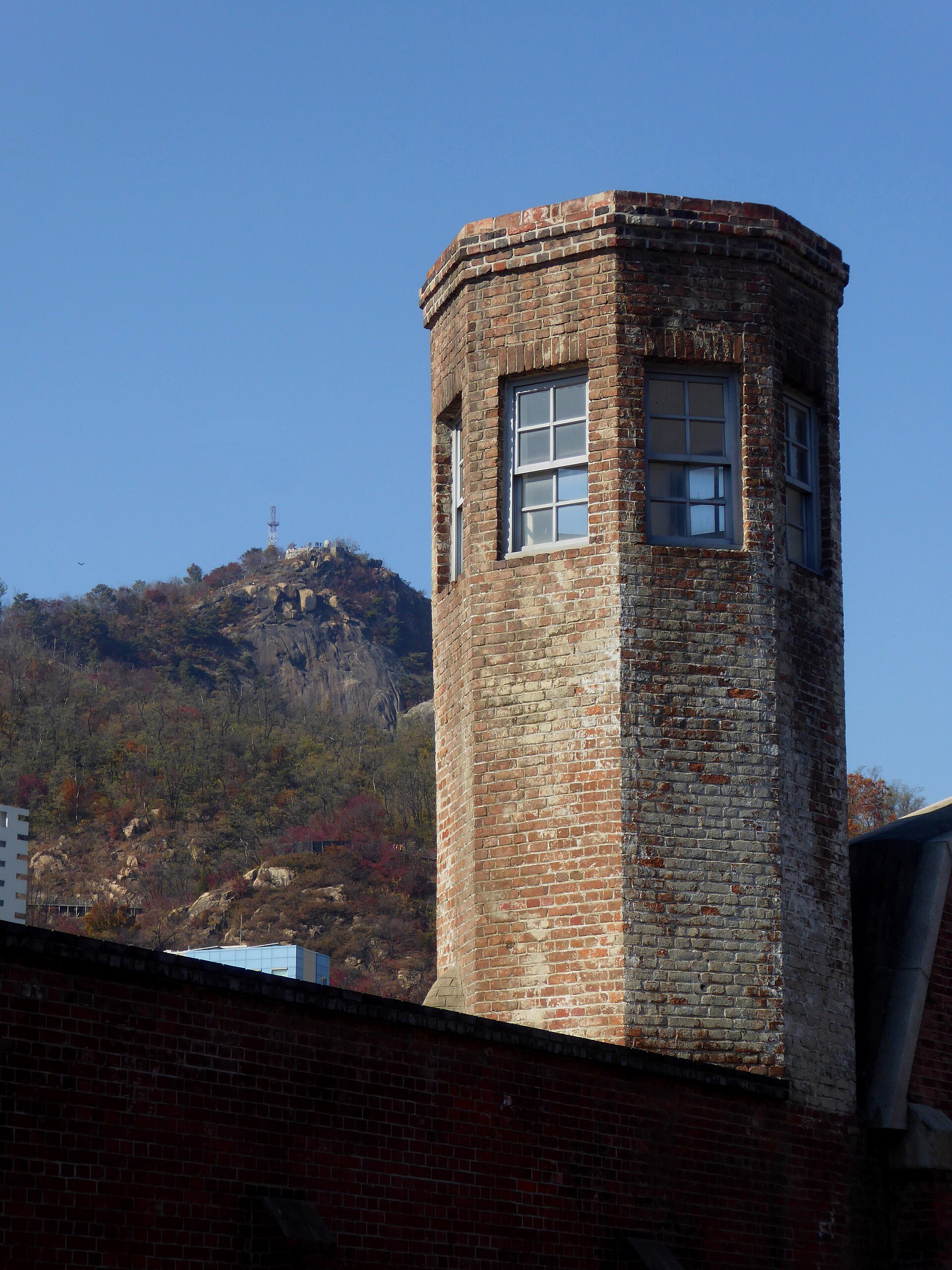 A guard watchtower at the former Seodaemun Prison — not the site of the escape, but a stand-in showing the walls and towers of a Korean prison
