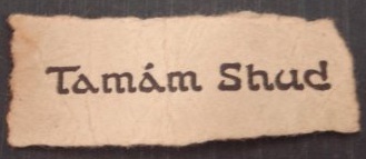 從長褲內側暗袋中取出的真實「Tamám Shud」紙片 — 自《魯拜集》最後一頁撕下的原始證物