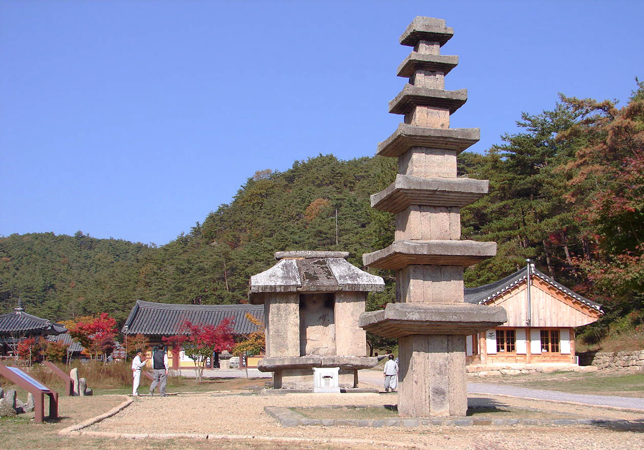 雲住寺の七層石塔と石造仏龕 — 他の寺ではほとんど見られない形の石塔と、二体の仏が背中合わせに納められた石の堂