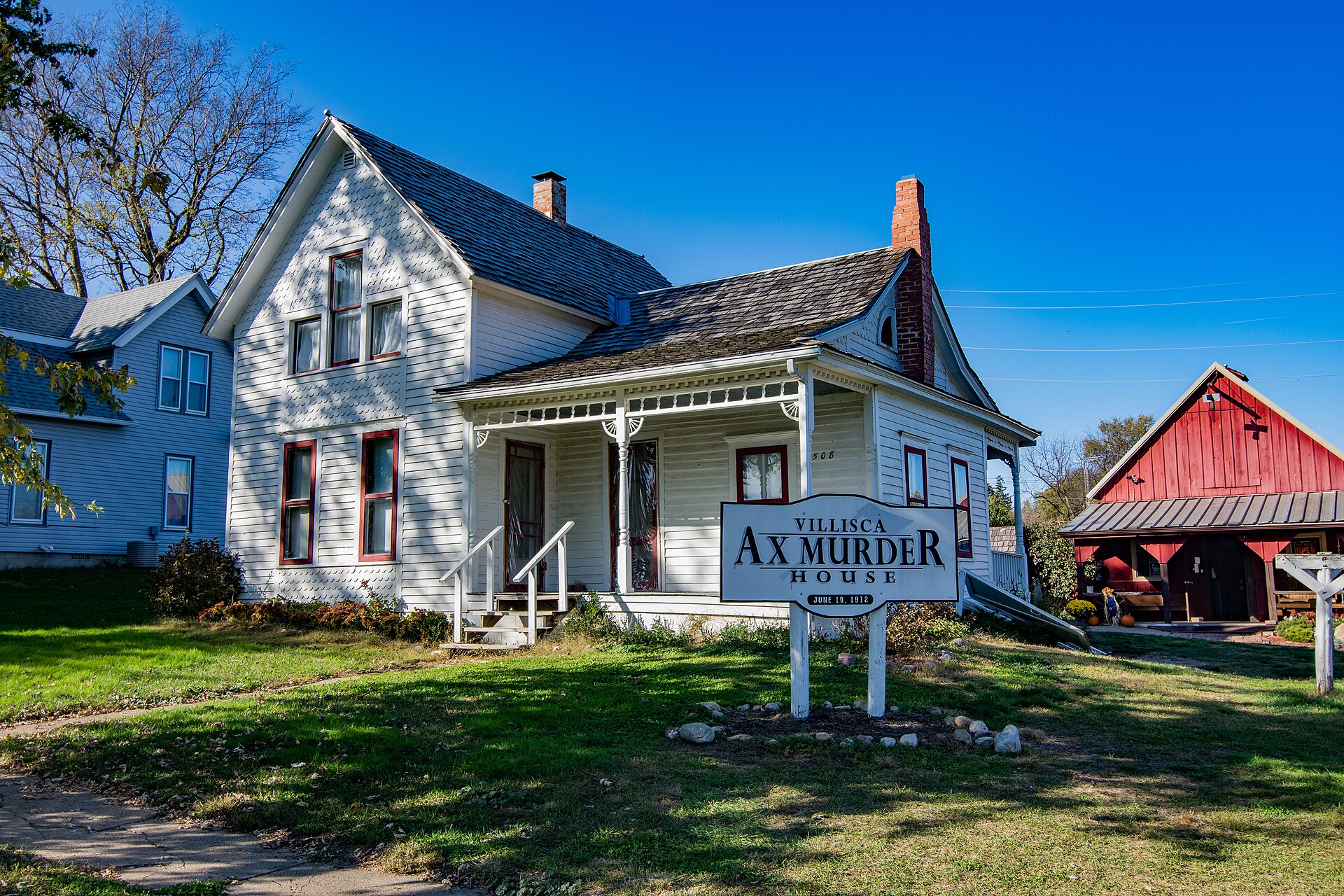 조사이어·세라 무어 부부의 집 — 'VILLISCA AX MURDER HOUSE / JUNE 10, 1912' 간판이 걸린 채 지금도 그 거리에 서 있는 사건 현장