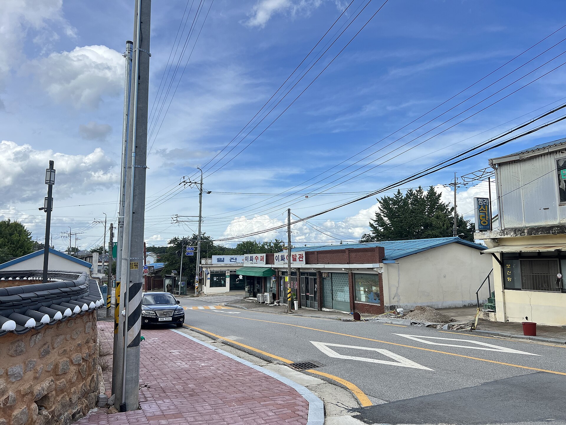 A back-street crossroads in Iksan, old barbershop and corner-store signs still in place — the area near the site as it looks today, not a photograph from the time of the crime